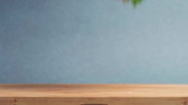 Yukarıdan, domatesli, peynirli ve soslu bir hamburger tahtaya düşer..