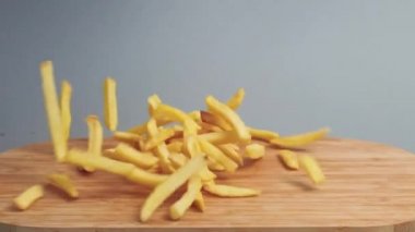 Ahşap bir tahtanın üzerinde ağır çekim fast food 'un tepeden tırnağa düşüşü..