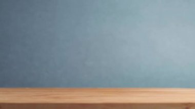 Yukarıdan, altın patates kızartması ve bir hamburger tahtaya düşer. Fast food.