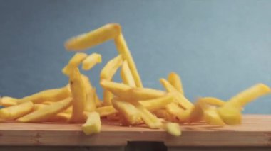 Tepeden tırnağa patates kızartması ve salatalı bir hamburgerin üzerine düşüyor..