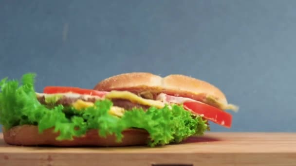 상추와 도마도 와 치이 즈 가 들어 있는 커다란 샌드위치 가 위에서 아래로 떨어진다. — 비디오