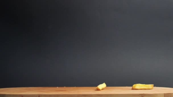 Deliciosa comida rápida cae sobre una mesa ligera de madera. Concepto de comida rápida. — Vídeos de Stock