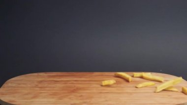 Düşen yiyeceklerin yavaş çekimleri, yukarıdan, tahta bir tahtanın üzerinde.