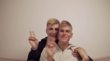 Gay bir blogcunun iki adamı kameraya bakıyor ve konuşuyor..