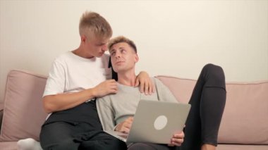 Video konferansında sohbet eden iki yakışıklı gay..