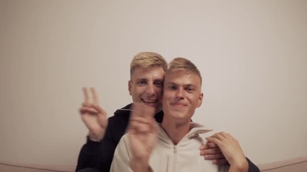 Zwei jungs von ein gay blogger are looking bei die camera und talking. — Stockvideo