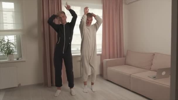 Two guys dancing and indulging in pajamas, lgbt couple. — Stock Video