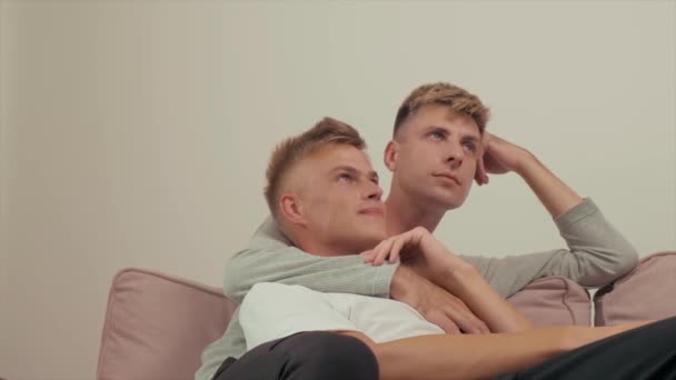Coppia gay trascorrere del tempo insieme a casa sul divano mentire. Coppia LGBT. — Video Stock