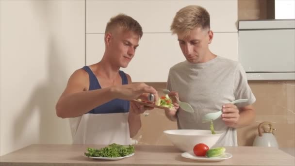 Twee jongens bereiden samen ontbijt in de keuken.. — Stockvideo