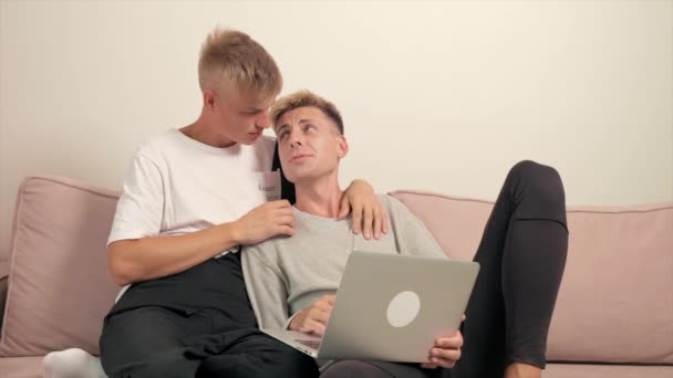 Um casal gay de dois homens bonitos conversando em uma videoconferência. — Vídeo de Stock