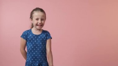 Güzel kız parmağıyla işaret ediyor ve gülüyor. Alay, alay konsepti..