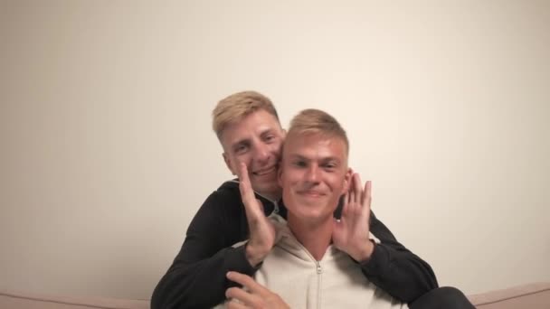 Twee homo 's kijken naar de camera en praten. — Stockvideo