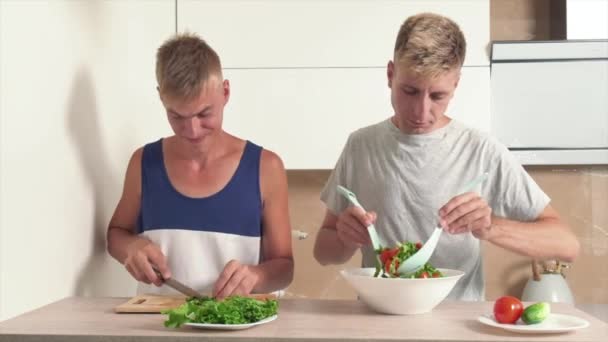 Dva vegetariáni milenci připravují snídani v kuchyni společně. — Stock video