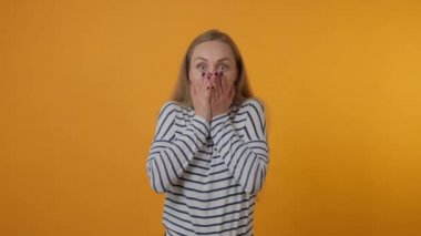 Çizgili balıkçı yakalı güzel bir kadın şaşırır ve gülümser..