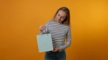 Güzel bir kadın paketleri, hediyeleri, hediyeleri elinde tutar. 4K video.