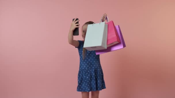 Niña alardeando de sus compras en las redes sociales. Niña bloguera infantil. — Vídeos de Stock