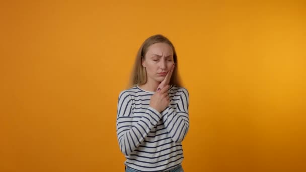 Mulher está experimentando dor de dente severa e segurando sua bochecha com a mão. — Vídeo de Stock