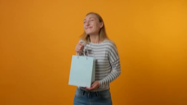Kız tatil için bir hediye alır. Kadın alışveriş torbaları tutuyor.. — Stok video