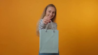 Genç bir kadın hediye olarak bir paket verir. Tatil için hediye alışverişi..