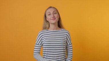 Sarı saçlı, çizgili balıkçı yakalı güzel bir kızın portresi.