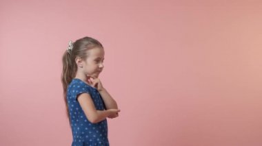 Güzel, tatlı esmer kız düşünür, düşünür ve yürür.