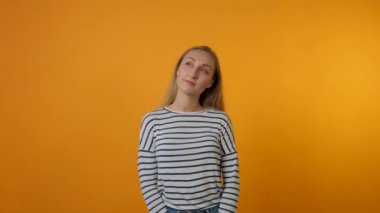 Genç ve güzel bir kadın önemli bir şey düşünüyor. Seçim konsepti.