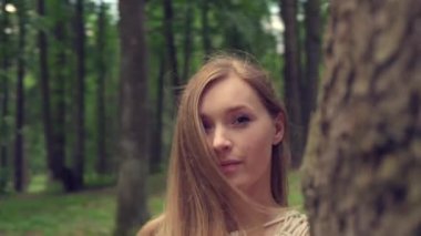 Güzel bir genç kız bir toplantıya gider ve kameraya bakar. 4K video.