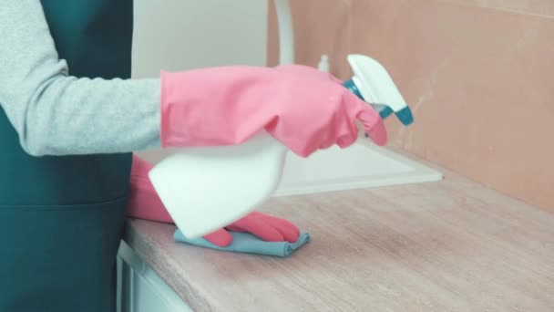 Dziewczyna, profesjonalna sprzątaczka, myje krawężnik w kuchni szmatą. — Wideo stockowe