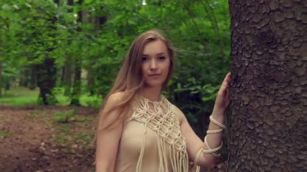 Egy gyönyörű fiatal szőke nő belenéz a kamerába és elmegy egy találkozóra.. — Stock videók