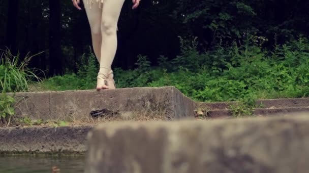 Belleza natural. Los pies desnudos femeninos caminan sobre un puente de hormigón. — Vídeo de stock