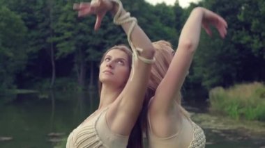 İki güzel genç kız parkta dans ediyor..