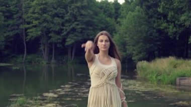 Genç bir kadının çekici görünüşü. Uzun, güzel saçlar. Kameraya bak..