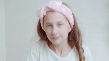Kız sabah yüzünü aynanın önünde suyla yıkıyor..