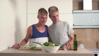 İki aşık mutfakta kahvaltı hazırlar ve öpüşürler. Salatada yağ..