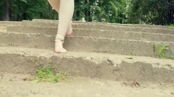 Les pieds nus des femmes marchent sur une marche en pierre. Sans visage. — Video