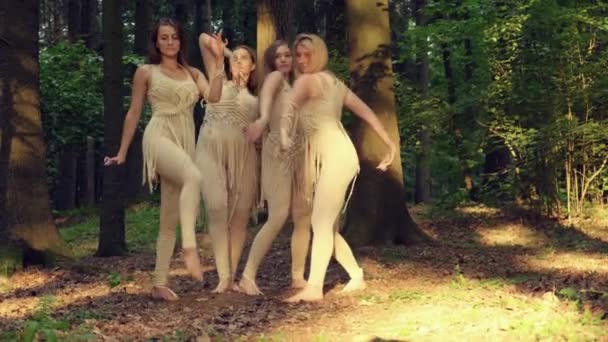 Un gruppo di belle ragazze con trucco naturale stanno ballando nella foresta. — Video Stock
