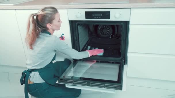 Kız mutfakta fırının içinde deterjanla yıkanıyor.. — Stok video