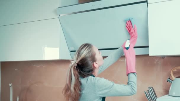 Piękna młoda dziewczyna myje kuchenny kaptur środkiem czyszczącym. — Wideo stockowe