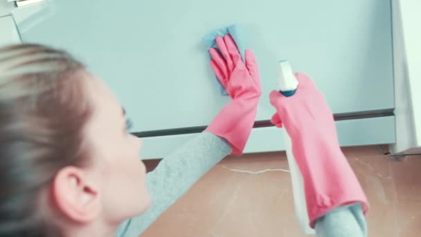La vista dal retro. Una ragazza lava la cappa con un detergente. — Video Stock