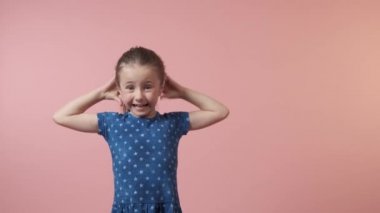 Güzel esmer kız sinirlenir ve küfreder. Puantiyeli mavi elbise.