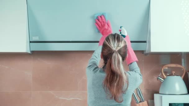 A vista das traseiras. Uma bela jovem lava o capuz da cozinha. — Vídeo de Stock