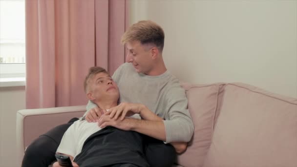 Schattig gay paar besteden tijd samen in de woonkamer thuis. — Stockvideo