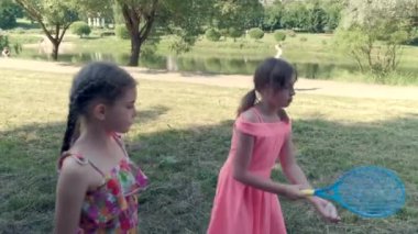 Güzel kız arkadaşına badminton oynamayı öğretiyor. 4K video.