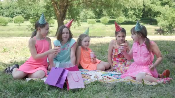 Celebrar um aniversário no parque em um dia ensolarado brilhante. Crianças felizes. — Vídeo de Stock