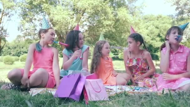 Barn firar sin födelsedag i parken. Födelsedagsfest. — Stockvideo
