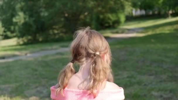 美しいかわいい女の子はバドミントンをするために彼女の友人を教える。4Kビデオ. — ストック動画