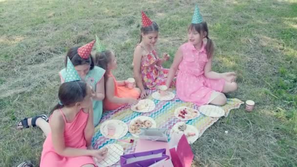 여자 애들은 자기 생일을 축하하고 맛있는 생일 케이크를 먹는다. — 비디오