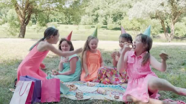 Las chicas bonitas se untaron la cara con crema batida. Celebraciones de cumpleaños. — Vídeos de Stock