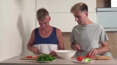 Adam sevgilisine bir sebzeyle davranıyor. İki erkek birlikte kahvaltı eder..