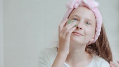 Güzel, tatlı bir kız göz bantlarını göz altındaki şişkinlikten kurtulmak için kullanır..